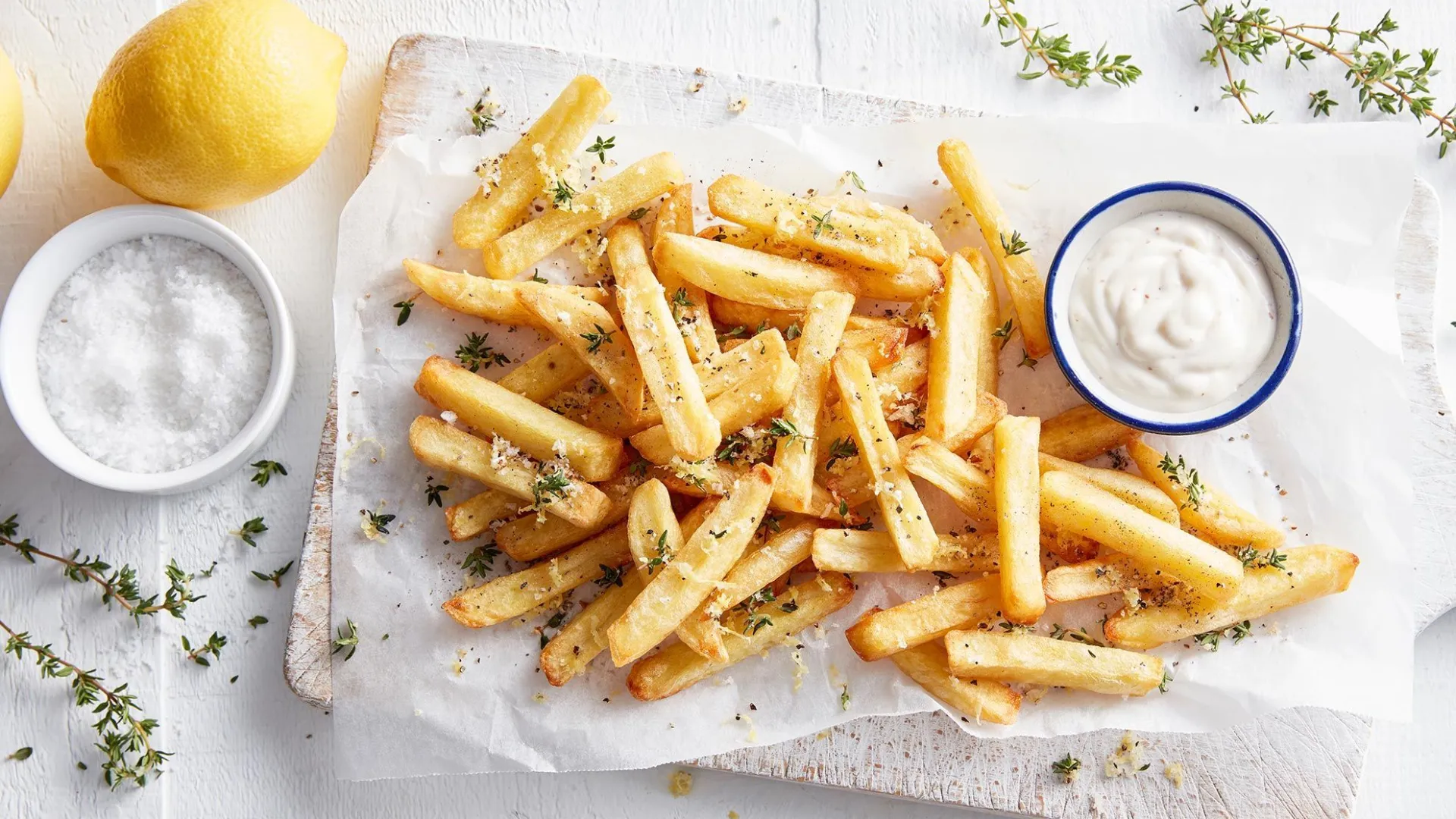 Traditional chips with lemon and thyme salt